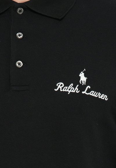 Tricou polo negru, dintr-un material texturat, cu o кепиță cu trei butoane, cu "Ralph Lauren" brodat în alb și un logo cu un cal alb.