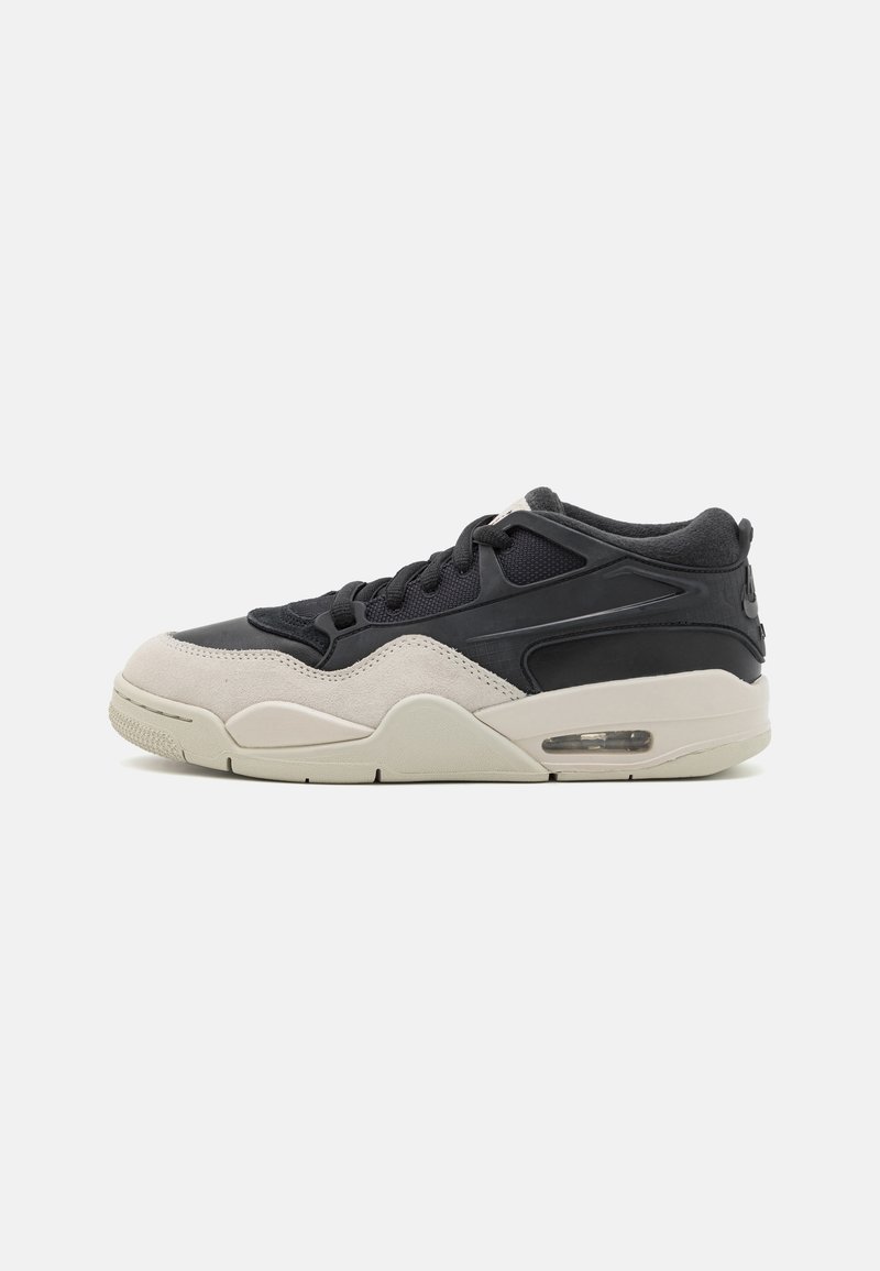 Zapatillas deportivas en una combinación de colores negro y gris, material de ante y malla, punta redondeada, suela texturizada y detalle de amortiguación de aire visible.