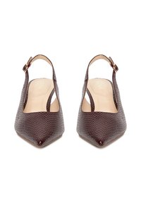 Ciemnobordowe buty slingback z wydłużonym czubkiem, teksturowanym wzorem przypominającym skórę gada oraz złotą klamrą na regulowanym pasku.