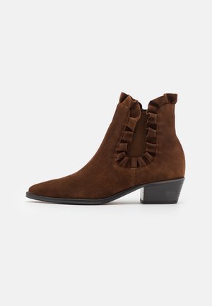 Bottines en suède marron avec un bout pointu, des détails froncés sur les côtés et un petit talon carré.