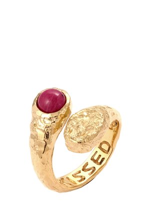 Goldring mit strukturiertem Finish, mit einem auffälligen runden rosa Stein und einem ovalen Akzent. Eingraviert mit dem Wort "KISSED."