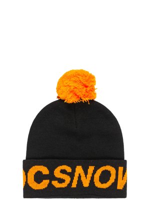 Bonnet noir en tricot avec un pompon orange vif sur le dessus et une bande logo orange autour de la base, affichant des lettres en bloc.