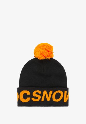 Schwarze gestrickte Mütze mit einem leuchtend orangefarbenen Bommel oben und einem orangen Logo-Band am unteren Rand, das Blockbuchstaben zeigt.