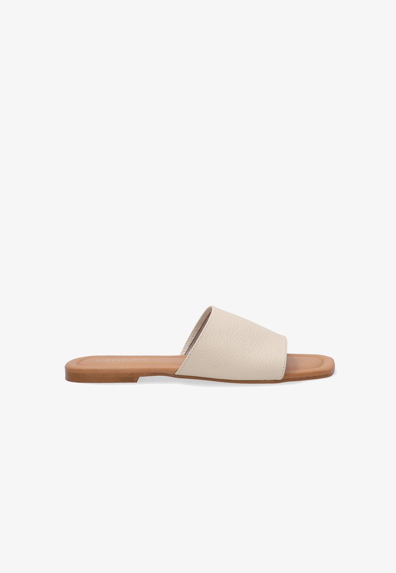 Beżowe skórzane sandały w formie wsuwanych z fakturowaną górą, płaską podeszwą i otwartym noskiem. Charakteryzują się minimalną ilością elementów metalowych oraz gładką brązową wkładką.