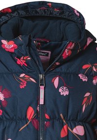 Veste matelassée marine à motifs floraux avec des fleurs roses et rouges, fermeture éclair contrastante, et une capuche doublée en polaire douce. Design avec taille froncée.
