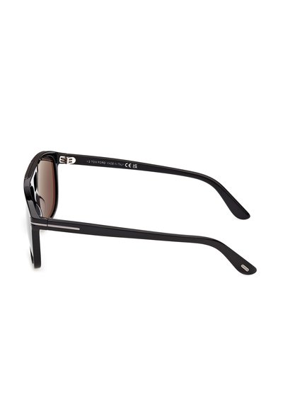 Lunettes de soleil rectangulaires noires avec verres foncés, comportant des branches fines et des détails métalliques aux charnières, vues de profil sur un fond blanc.