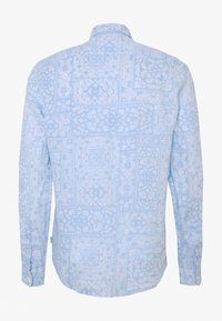 Camicia a maniche lunghe azzurro chiaro con motivi di bandana paisley e floreali bianchi, mostrata dal retro con polsini abbottonati e colletto.