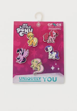 Vijf kleurrijke plastic Jibbitz-sierracharmfiguren met My Little Pony-personages op een roze verpakking achtergrond met de tekst "Uniek Jij".