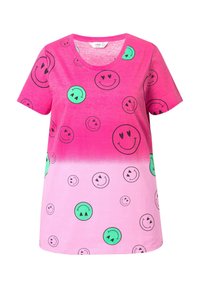 Camiseta de manga corta, con cuello en V, en degradado rosa, que presenta patrones de caras sonrientes en negro y verde. Tejido suave con un ajuste relajado.