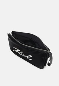KARL LAGERFELD SIGNATURE SOFT POUCH - Carteira de mão - black