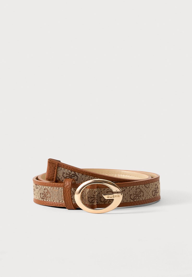 Ceinture en tissu marron à motifs avec bordure en cuir et boucle ovale dorée gravée du nom de la marque, enroulée sur une surface blanche.