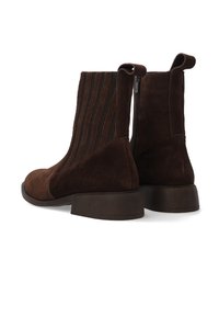Brązowe zamszowe botki za kostkę z okrągłym noskiem, pionowymi żebrowaniami, bocznym zamkiem błyskawicznym i niskim obcasem w kształcie bloku.