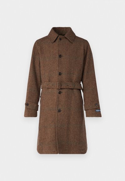Rudas herringbone vilnos paltas su apykakle, mygtukų užsegimu, šoninėmis kišenėmis ir diržu ant juosmens. Yra tekstūruotas paviršius ir kontrastingos detalės.