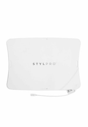 Tapis électronique STYLPRO blanc rectangulaire aux coins arrondis, avec un court câble d’alimentation blanc fixé en bas à droite.