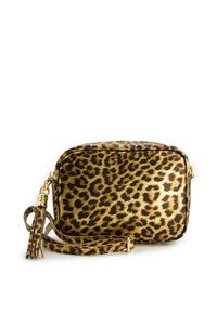Torebka typu crossbody w panterkę w metalicznym złocie i czerni, z gładką teksturą, z akcentem w postaci frędzla oraz odpinanym paskiem.