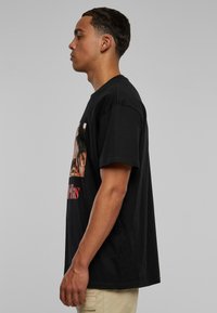Upscale by Mister Tee GOODFELLAS TOMMY DEVITO OVERSIZE TE - Marškinėliai su spaudiniu - black