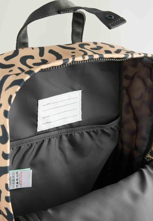 De binnenkant van de rugzak met bruin en zwart luipaardmotief heeft een grijze voering, een organisatievak en een label voor naam, e-mail en telefoon.