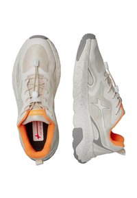 Scarpe sportive beige con tomaia in rete, dettagli arancioni, suola in gomma grigia e sistema di lacci elastici. Presentano una suola texturizzata per una migliore aderenza.
