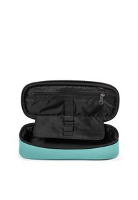 Funda con cremallera de exterior en tela color verde azulado y forro interior negro. Cuenta con un bolsillo y correas elásticas para la organización.
