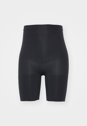 Svarta höga shorts i slätt, elastiskt tyg, med en mitt-lårskut och utan synliga sömmar eller mönster.