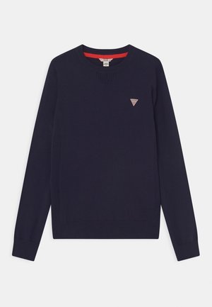 Mørkeblå langærmet crewneck-trøje med ribstrikkede manchetter og kant, med lille trekantet logo på venstre bryst og rødt kravedetalje.
