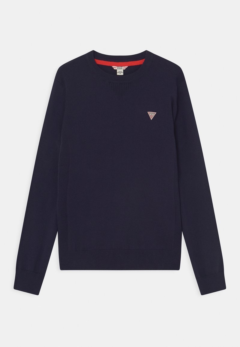 Pull à col rond bleu marine à manches longues avec poignets et ourlet côtelés, présentant un petit logo triangulaire sur le côté gauche de la poitrine et un détail de col rouge.