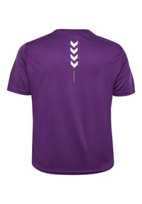 Lila kortärmad t-shirt tillverkad av lättviktig tyg, med tre vita chevronmönster och en vertikal detalj på baksidan.