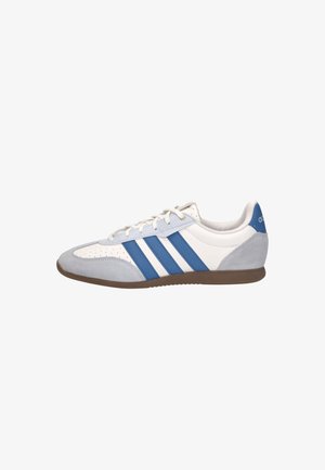 Witte en grijze sneaker met blauwe strepen en een bruine zool, laag uitgesneden ontwerp, veters aan de voorkant en een gevoerde hielkraag.