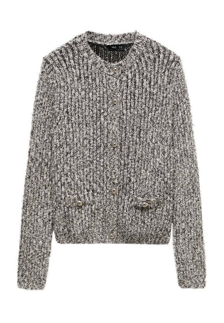 Gilet en tricot gris et noir, avec un col rond, une fermeture à boutons, deux poches avant et une texture côtelée sur l'ensemble.