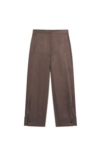 Braune Hose mit weitem Bein, Vordertaschen und geknöpften Manschetten auf weißem Hintergrund.