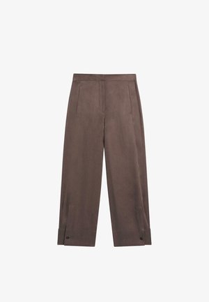 Pantalon marron à jambes larges avec poches avant et poignets boutonnés sur fond blanc.