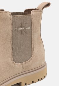 Calvin Klein Jeans EVA BOOT MID CHELSEA ICONIC - Korte laarzen - triple savannah tan