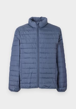 Polstret jakke i mørkeblå, med horisontalt quiltet mønster, høy krage og glidelås. Laget av lett stoff med elastiske mansjetter.