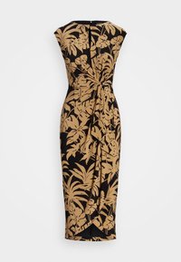 Czarna sukienka z warkoczowym fasonem i związanym w pasie, ozdobiona złotym wzorem tropikalnych liści. Rękawy w kształcie dzwonu i długość do kolan.