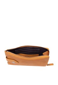 Portafoglio in pelle giallo senape, con chiusura a zip, scomparti interni per carte e una texture liscia. Progettato con un bottone a pressione e foderato.
