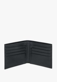 Černá kožená peněženka s texturovaným povrchem, která obsahuje několik slotů na karty. Uvnitř je hladká, s minimalistickým designem a bez viditelného kování.