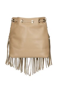 Beżowa torba typu bucket wykonana ze skóry, z frędzlami na dole, posiada okrągłe metalowe oczka oraz textured surface. Zawiązywanie na sznurku na górze.
