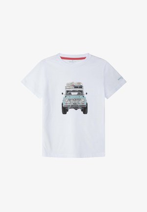 Camiseta de algodón blanca con un gráfico de un coche vintage turquesa con tablas de surf en el techo. Diseño de mangas cortas y cuello redondo.