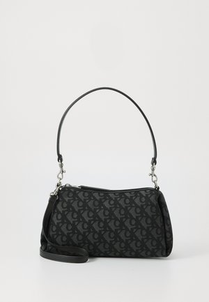 Borsa nera realizzata in tessuto decorato con chiusura a zip. Presenta un manico superiore singolo e una tracolla staccabile in pelle nera.