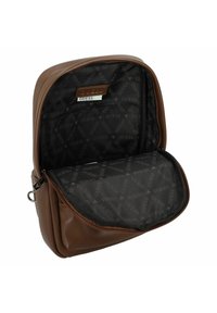 Zaino in faux leather marrone con apertura con zip. L'interno presenta una fodera nera con un motivo a logo ripetuto. Design compatto e strutturato.