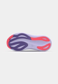 Schoenen zool in paars en lavendel, met roze accenten. Gestructureerde grippatronen en flexibele groeven verbeteren de grip en het comfort.