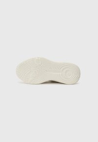 Hvid gummisål til sneakers med struktureret gripmønster og tydelige cirkulære designs. Rent, minimalistisk design uden yderligere farver eller detaljer.
