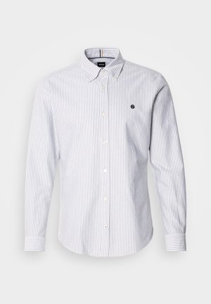 Camisa abotonada en azul claro y blanco con rayas verticales, con cuello puntiagudo y un pequeño logo bordado en el pecho.