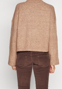 Vero Moda Stickad tröja - brown