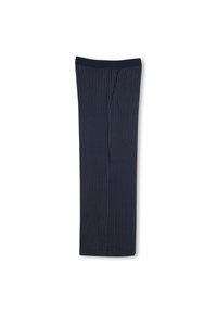 Marineblauwe gestreepte broek met een rechte pasvorm. Zacht materiaal, elastische tailleband en subtiele glans. Verticale strepen benadrukken de lengte. Geen zakken.