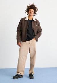 Dickies AITKIN CHEST TEE - Apdrukāts T-krekls - black/plum perfect