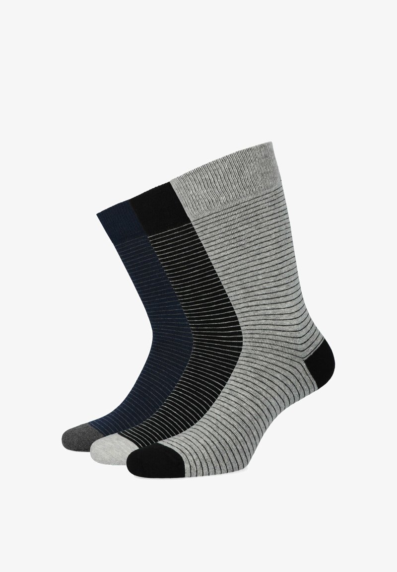 Zestaw trzech par skarpetek w ciemnoszarym, granatowym i czarnym kolorze. Posiadają ryflowane końcówki, paskowane wzory oraz kontrastowe, jednolite palce i pięty.