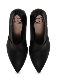 Scarpe in pelle nera con punta affusolata, texture liscia e design alla caviglia. Presentano cuciture sottili e una soletta imbottita.