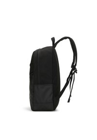 Zaino nero con forma arrotondata, texture in tessuto, tasca frontale con zip e spallacci regolabili, progettato per funzionalità e durabilità.