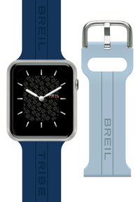 Smartwatch med sølv rustfrit stål urkasse, sort urskive med et gittermønster og gummistropper i navy blå og lyseblå med indgraveret tekst.